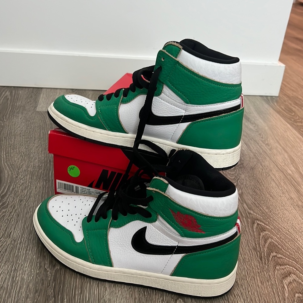Jordan 1’s high top lucky green - comes with red/green laces as well